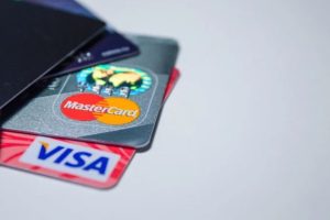 Лимиты и банковская карта Украины: вы будете снимать деньги или оплачивать картой, что нужно знать об этом в Черногории