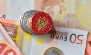Как снимать деньги в банкомате в Черногории с украинской карты, особенности и наиболее выгодные варианты