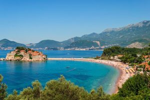 Медицинская страховка для мигрантов в Черногории: как оформить и сколько стоит?