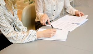 Как мигранту или гражданину Украины под временной защитой получить юридическую помощь в Черногории, и доступна ли она бесплатно?