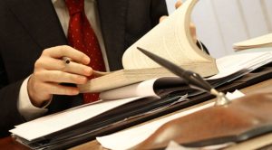 Как мигранту или гражданину Украины под временной защитой получить юридическую помощь в Черногории, и доступна ли она бесплатно?