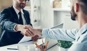 Как мигранту или гражданину Украины под временной защитой получить юридическую помощь в Черногории, и доступна ли она бесплатно?