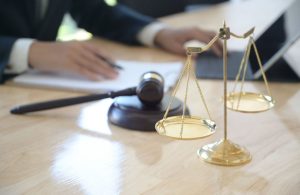 Как мигранту или гражданину Украины под временной защитой получить юридическую помощь в Черногории, и доступна ли она бесплатно?