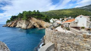 Плюсы и минусы жизни в Черногории для иностранцев и украинцев на временной защите