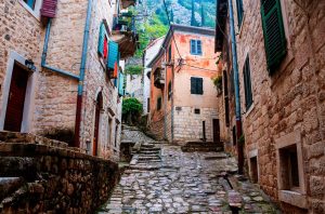 Плюсы и минусы жизни в Черногории для иностранцев и украинцев на временной защите